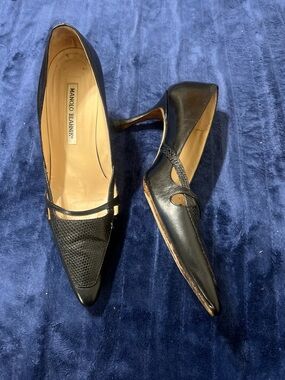 Manolo Blahnik Black Pointed Toe Leather Heels GUC!